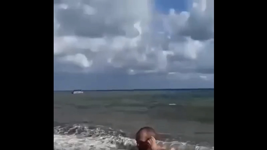 «Мешаете отдыхать»: в Новороссийске купающийся в шторм мужчина отказался от помощи спасателей