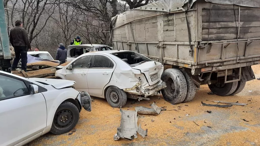 «КамАЗ» протаранил 11 автомобилей на перевале «Волчьи ворота» в Краснодарском крае