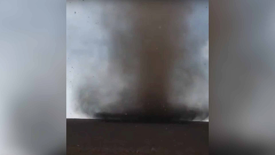 Житель Ростовской области снял на видео гигантский торнадо