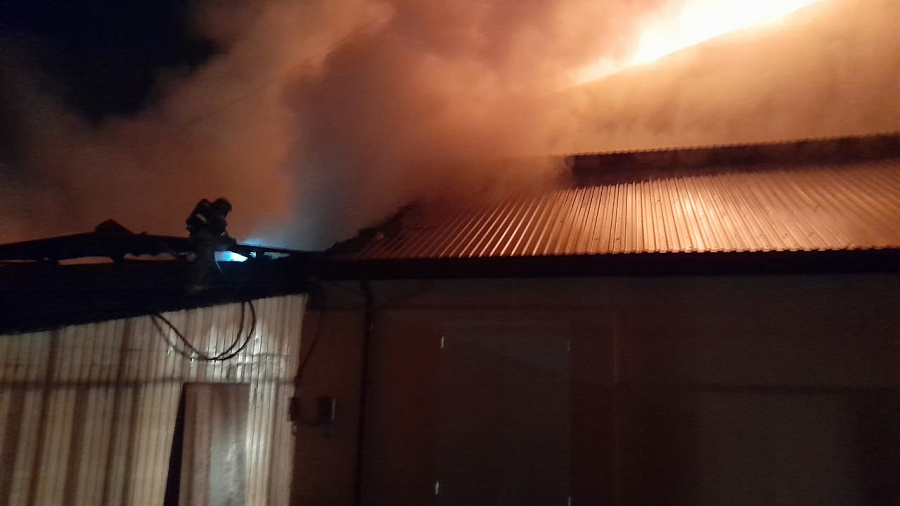 В Туапсе в ночь на 11 августа пожарные потушили возгорание в крупном торговом складе