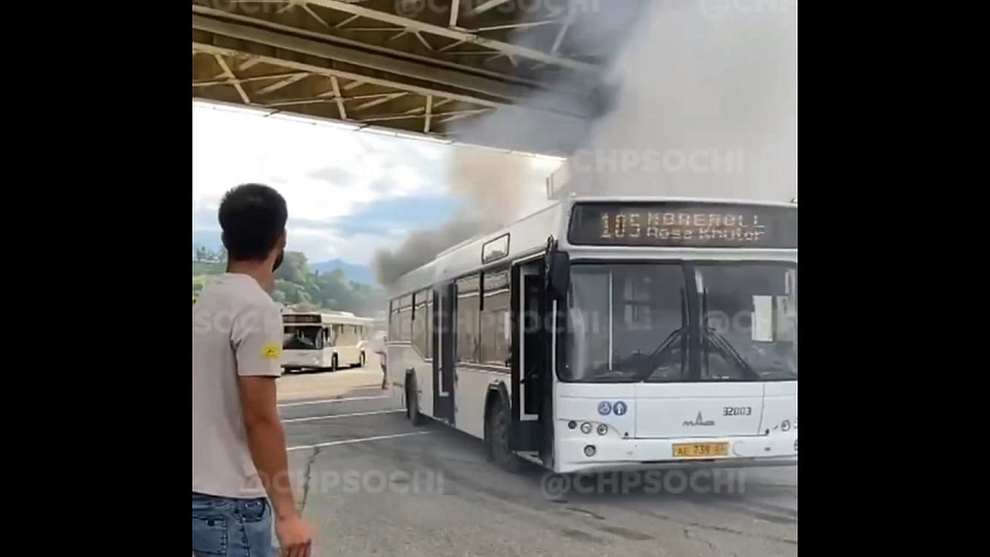 В Сочи загорелся автобус перед зданием аэропорта. Видео