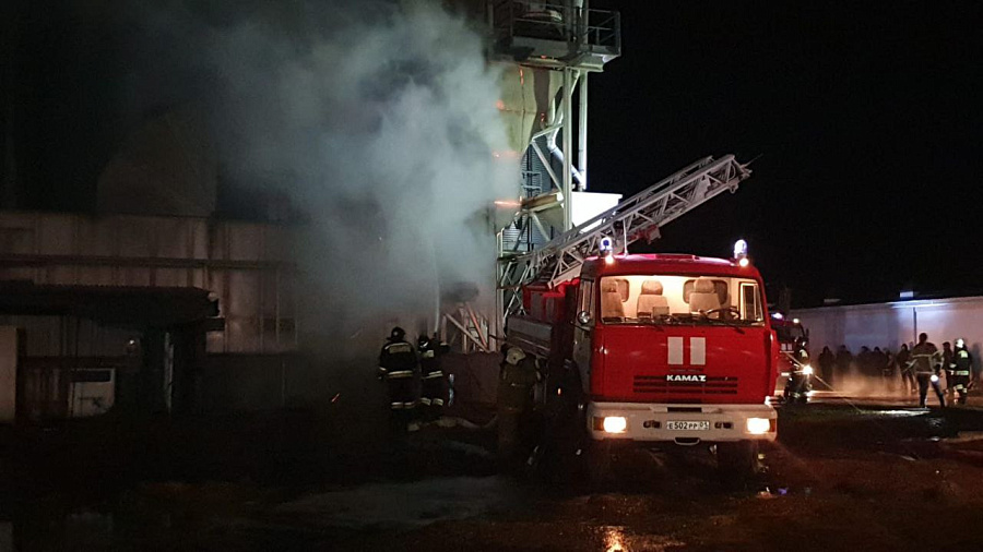 В Адыгее пожарные 14 часов боролись с возгоранием на маслозаводе