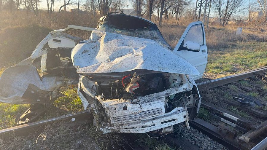 В Лабинске поезд врезался в легковушку 