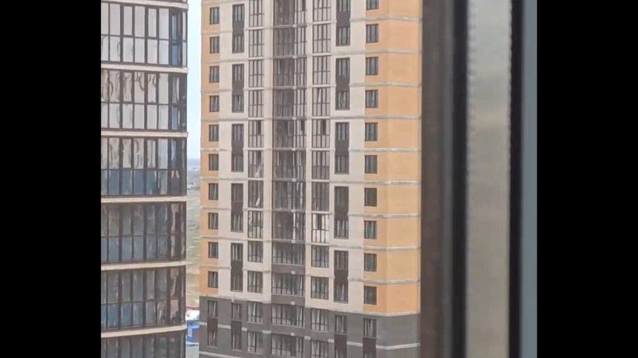 В Краснодаре строители, сбрасывающие мешки с цементом с 16 этажа, возмутили пользователей Сети. Видео