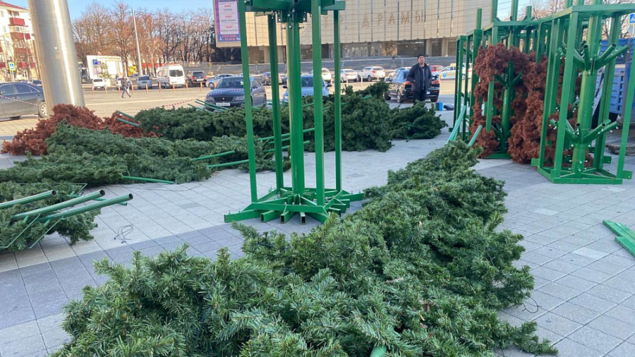 В Краснодаре до конца недели установят главную новогоднюю елку 