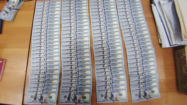 В аэропорту Сочи таможенники изъяли 8 тысяч долларов сверх лимита у туриста из Турции