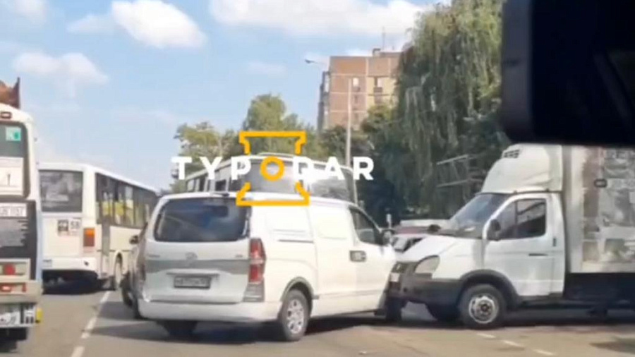 В Краснодаре водитель маршрутки потерял сознание за рулем и устроил массовое ДТП