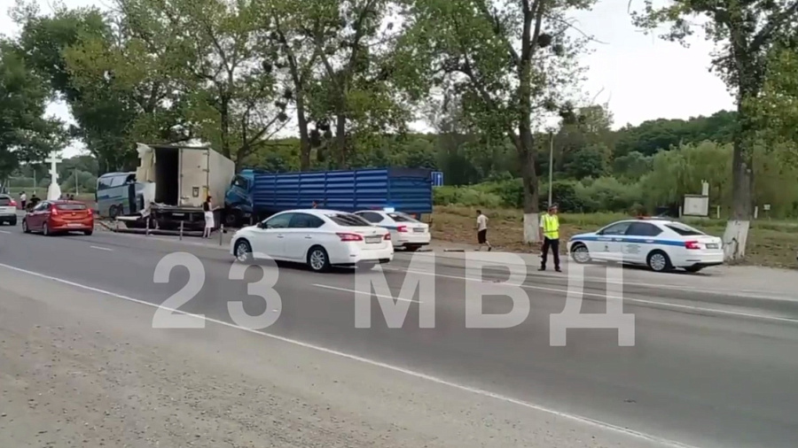 В Краснодарском крае неуправляемый автобус выехал на «встречку» и врезался в два грузовика
