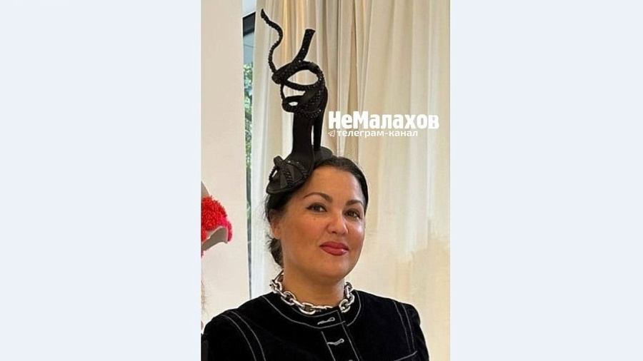 Анна Нетребко с туфлей на голове произвела фурор в Сети