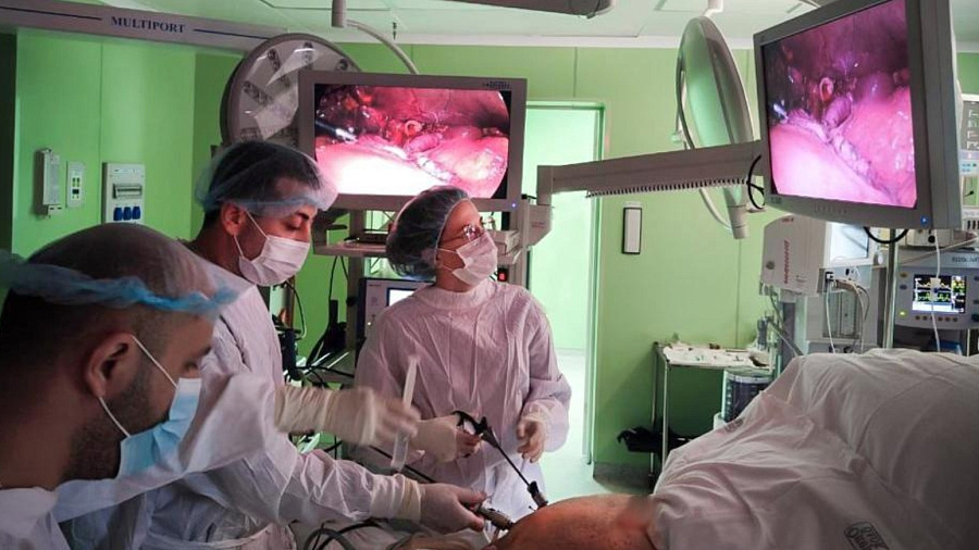 В Краснодаре хирурги впервые провели инновационную операцию по удалению двенадцатиперстной кишки и части желчного пузыря