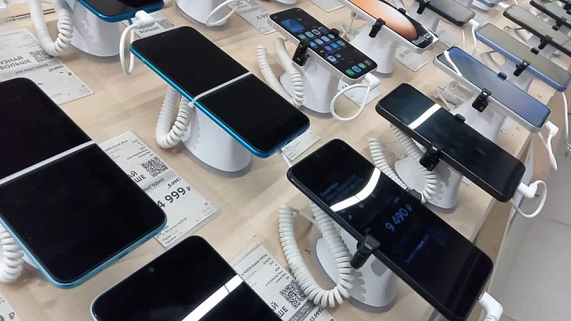 Россияне перестали покупать смартфоны: рынок рухнул на четверть и эксперты объяснили почему