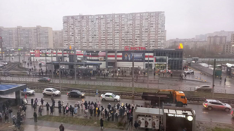 Жители улицы Московской в Краснодаре штурмуют переполненные автобусы после отмены трамваев
