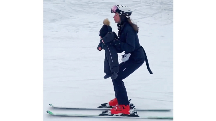 Видео: на горном курорте молодая мать совершила опасный спуск на лыжах с младенцем на руках