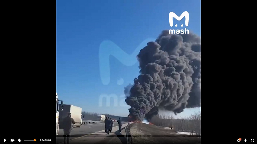 В Ростовской области на трассе М-4 «Дон» загорелся бензовоз и перекрыл движение в сторону Краснодара