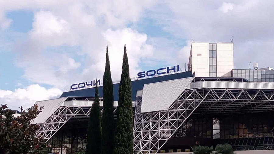 В аэропорту Сочи более трех десятков рейсов задерживаются из-за снегопада в Москве 