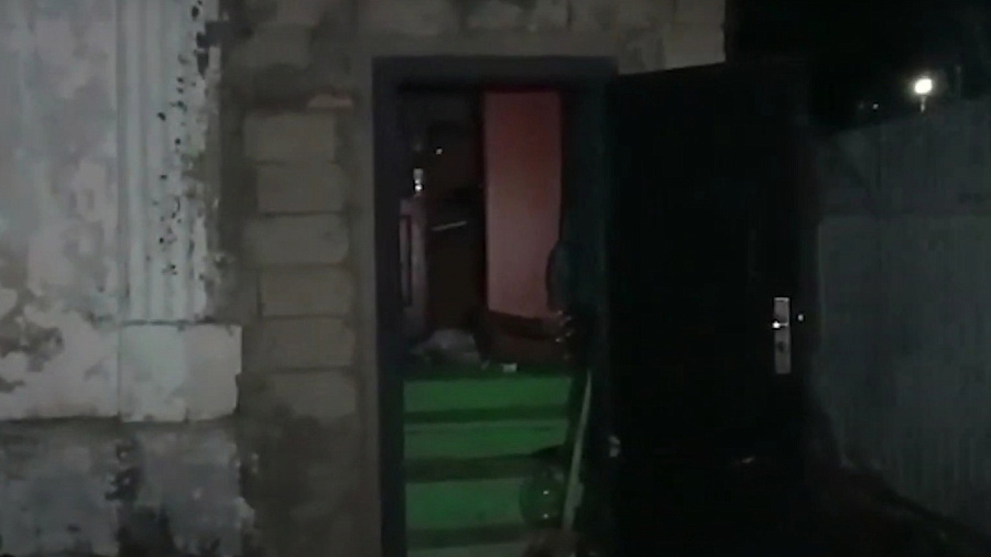 В Новороссийске годовалый малыш и его пьяные родители едва не сгорели в собственном доме