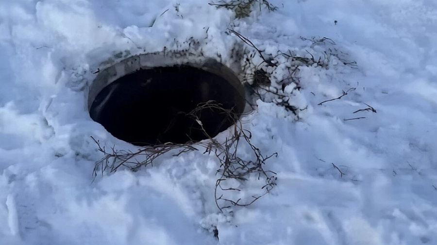 Бастрыкин взял под контроль дело о падении девочки в люк в Краснодаре