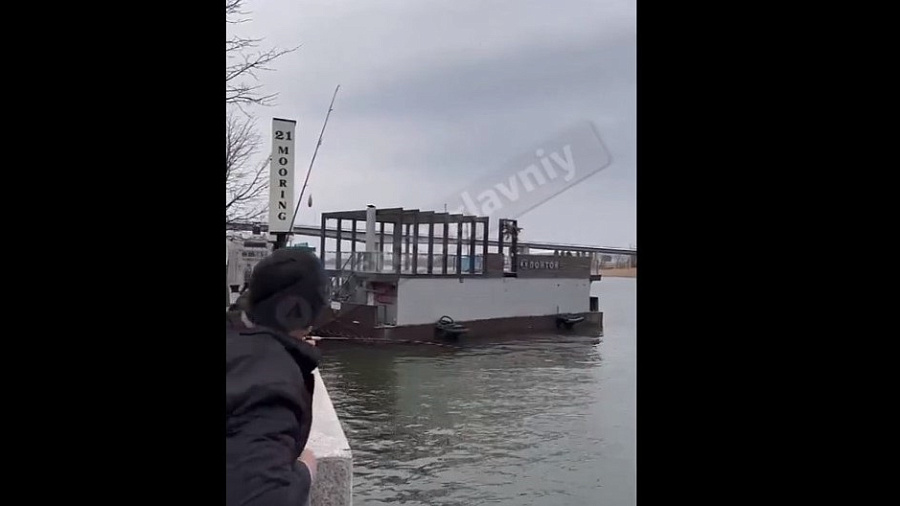 Ростовчане сняли на видео, как ресторан оторвало от берега и понесло по реке 