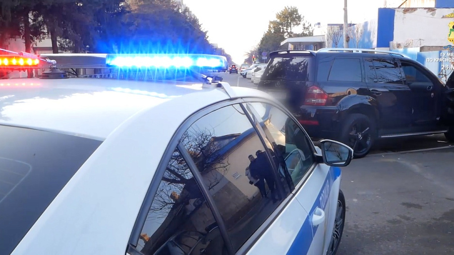 В Краснодаре водитель Mercedes устроил стрельбу из автомата на парковке