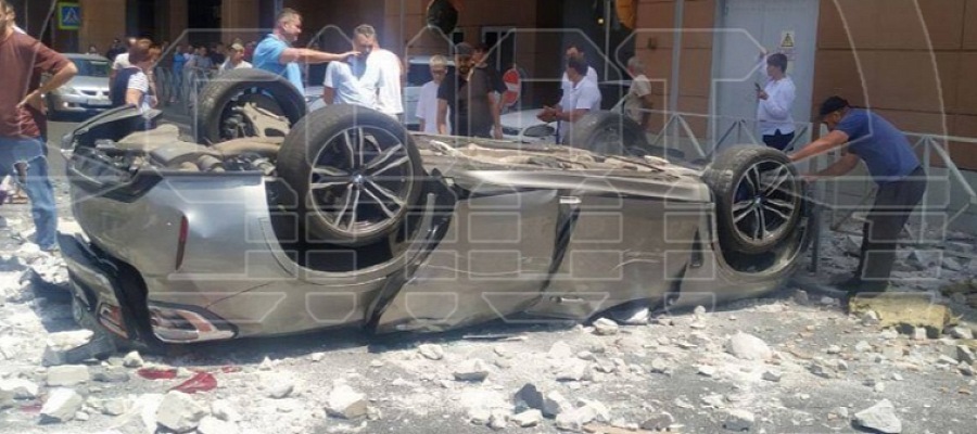 В Краснодаре двое взрослых и ребенок погибли при падении иномарки с третьего этажа парковки ТРЦ Галерея