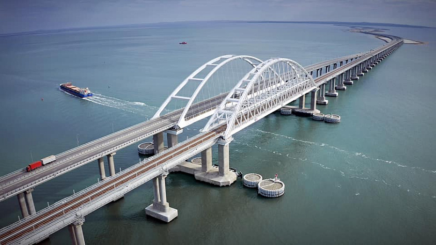 Крымский мост могут перекрыть для движения транспорта на два дня
