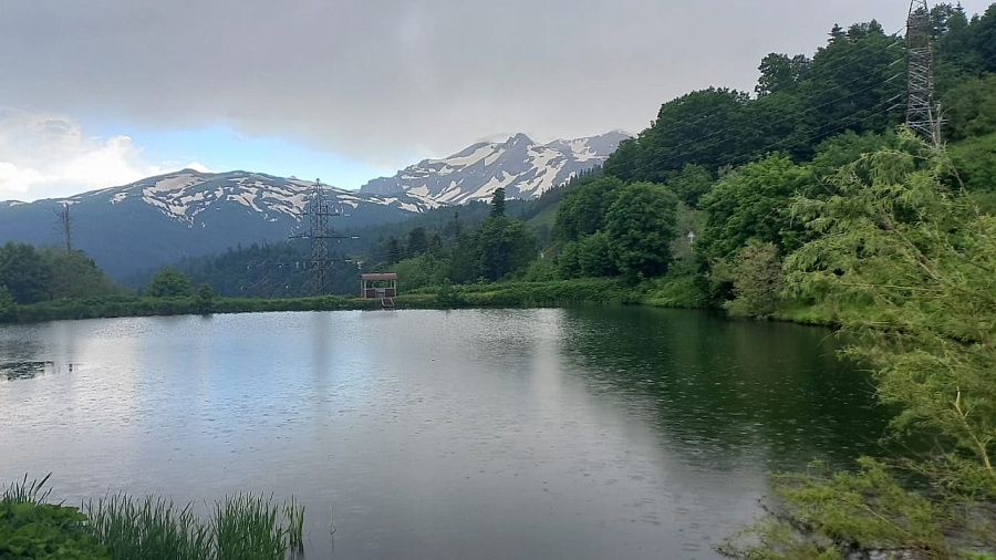 В Лаго-Наки, а также горных курортах Адыгеи и Кубани в праздничный выходной ожидается переменчивая погода с кратковременными дождями и сильным ветром