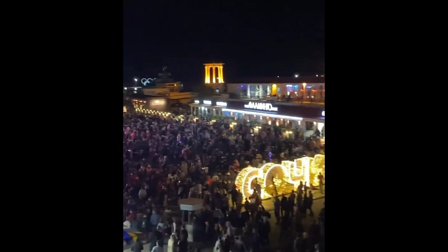 Видео: на площади Сочи посмотреть салют в честь Дня Победы собрались сотни человек