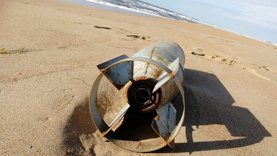 50-килограммовую авиабомбу вымыло штормом на пляж в Анапе