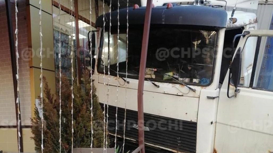 В Сочи большегруз протаранил придорожный магазин и попал на видео