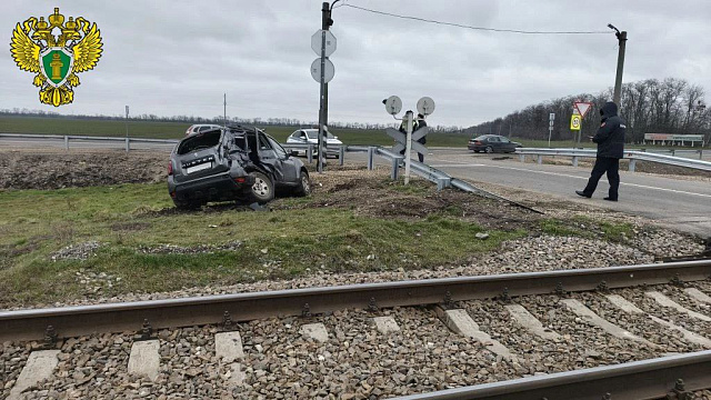 На Кубани поезд снес легковушку на переезде между Усть-Лабинской и Двубратским