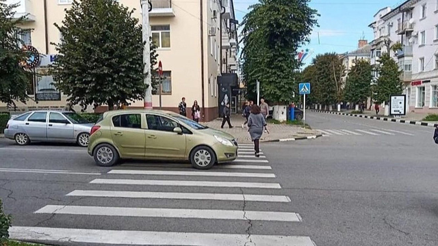 В Армавире автомобилист сбил 18-летнего велосипедиста с 9-летним пассажиром