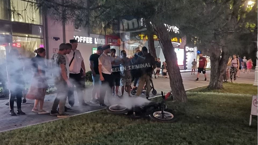 В Геленджике возле торгового центра взорвался электровелосипед