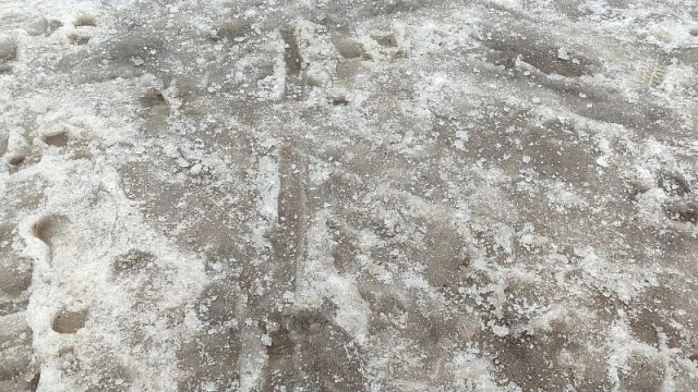 В Краснодаре дороги и тротуары превратились в каток