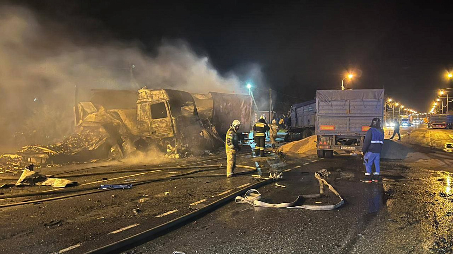 На Кубани произошло лобовое столкновение 2 грузовиков на встречной полосе. Обе машины загорелись