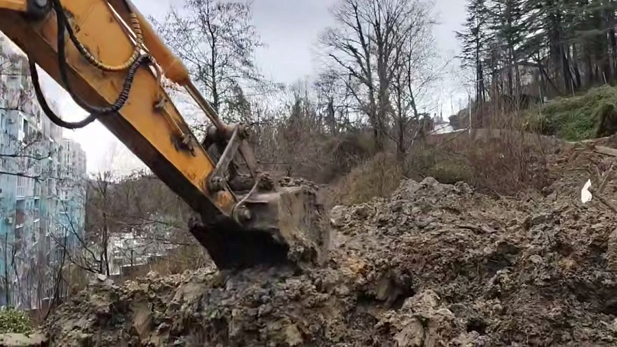 В Сочи продолжают расчищать от оползня улицу Петрозаводскую