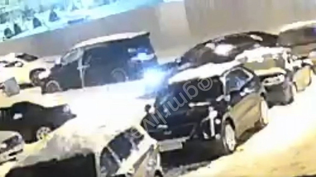 Пьяный водитель после ссоры с женой протаранил 2 машины на парковке в Краснодаре