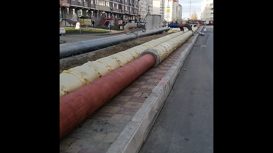 В Краснодаре проложенные на тротуаре огромные трубы для отопления возмутили горожан