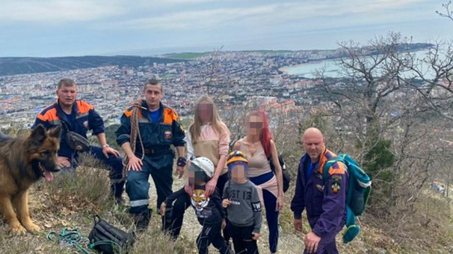 В Геленджике девушки с двумя 6-летними детьми застряли на горе