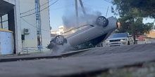В Геленджике сняли на видео падение автомобиля со второго этажа