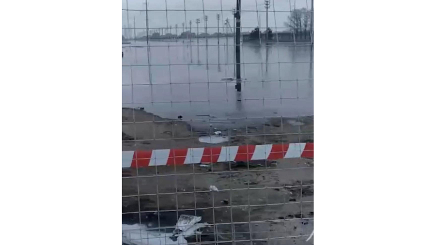 Под Краснодаром местные власти откачивают воду с улиц одного поселка и сливают ее в соседний поселок 