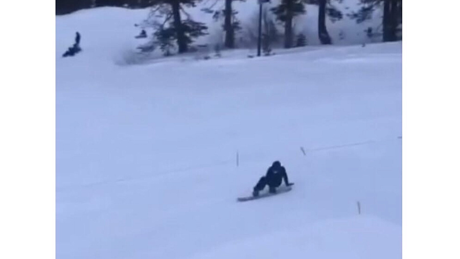 Видео: в Сочи инструкторы спустили новичка-сноубордиста с пика горы