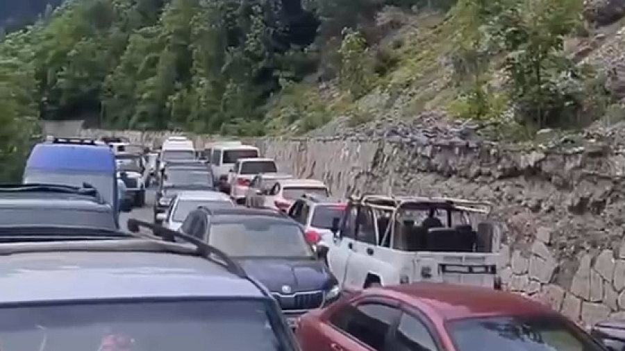 «Даже пешком не пройти!». Транспортный коллапс на подъезде к озеру Рица в Абхазии попал на видео