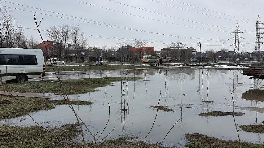 «Новый водоем»: в Краснодаре на улице Котлярова образовалось «фекальное море»