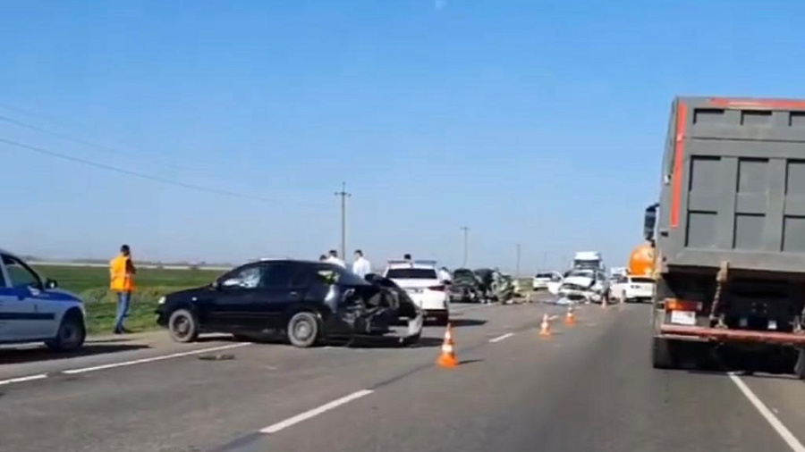 В Краснодарском крае в массовом ДТП с 4 автомобилями погиб водитель иномарки