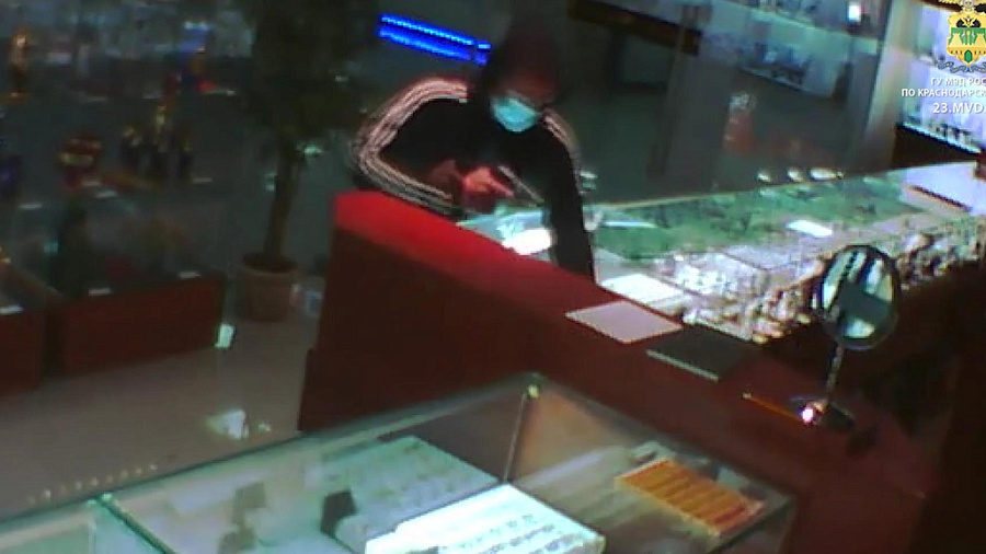 В Краснодаре сотрудники полиции задержали мужчину, укравшего кольца из ювелирного магазина на 1 млн рублей
