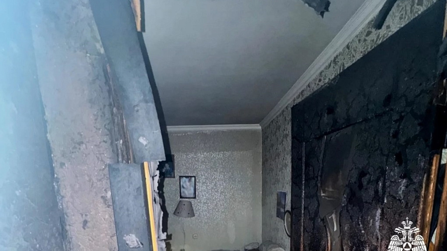 В Армавире пожар в пятиэтажке отравил дымом троих детей и взрослого