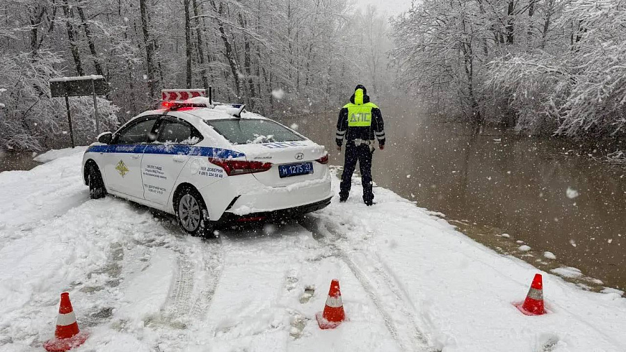 В Апшеронском районе река Пшиш затопила проезжую часть