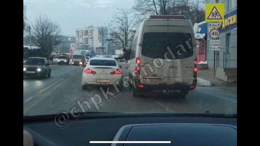 В Краснодаре водители маршрутки и легковушки устроили драку, после чего один из них нажал на газ и попал в ДТП