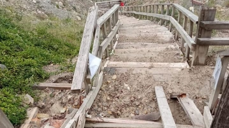 Туристы показали на видео разрушенную после тропического ливня лестницу «400 ступеней» в Анапе
