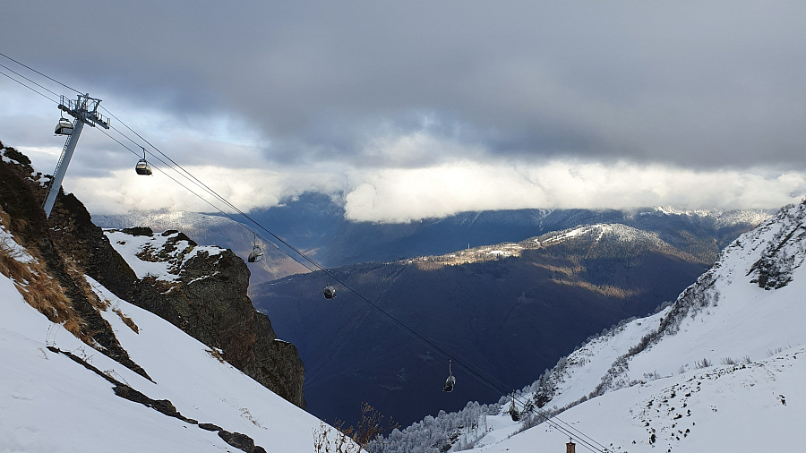 На горнолыжном курорте Сочи ограничили продажу ски-пассов из-за массового нашествия туристов